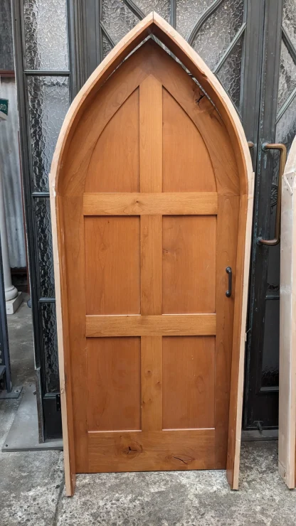 Small Cathedral Arch Door in Jamb - Image 2