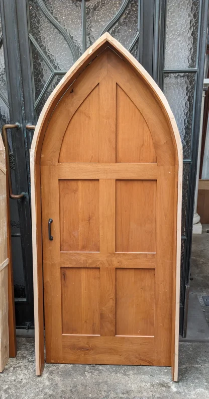Small Cathedral Arch Door in Jamb - Image 3